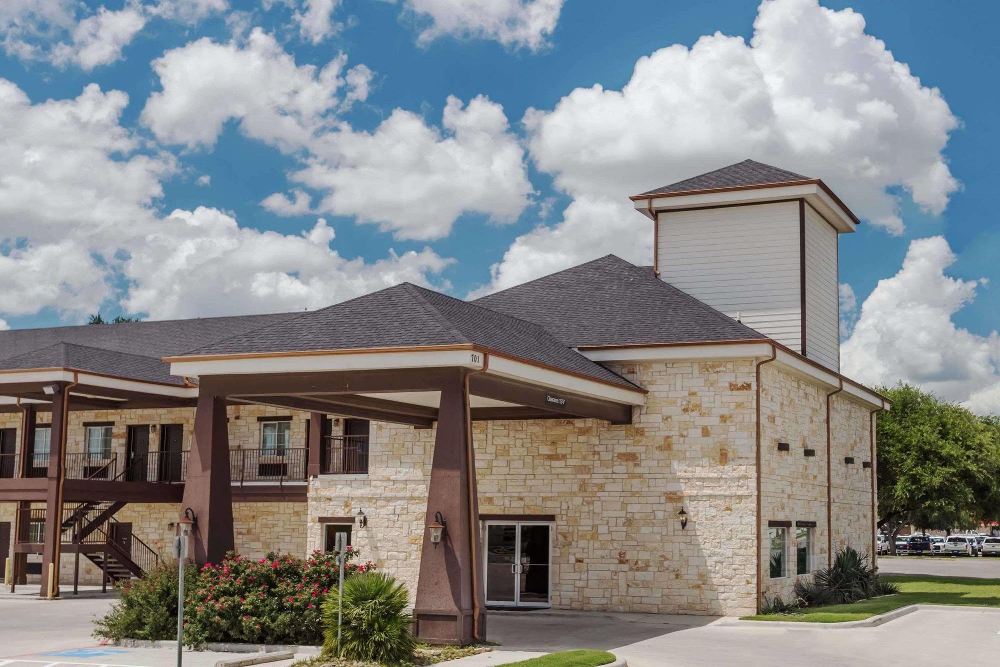 Atria Inn & Suites Three Rivers Exterior photo